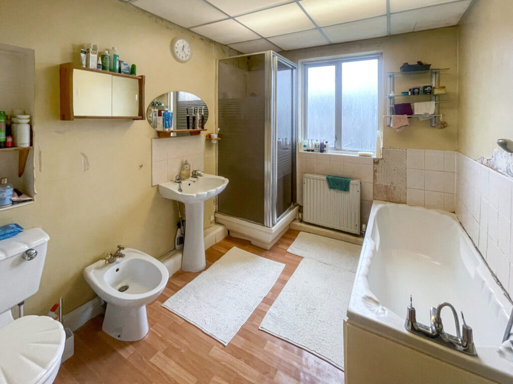 Churchbury Close - Enfield - London - EN1
