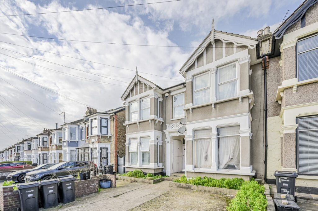 Mayfair Avenue, -  Ilford - London - IG1