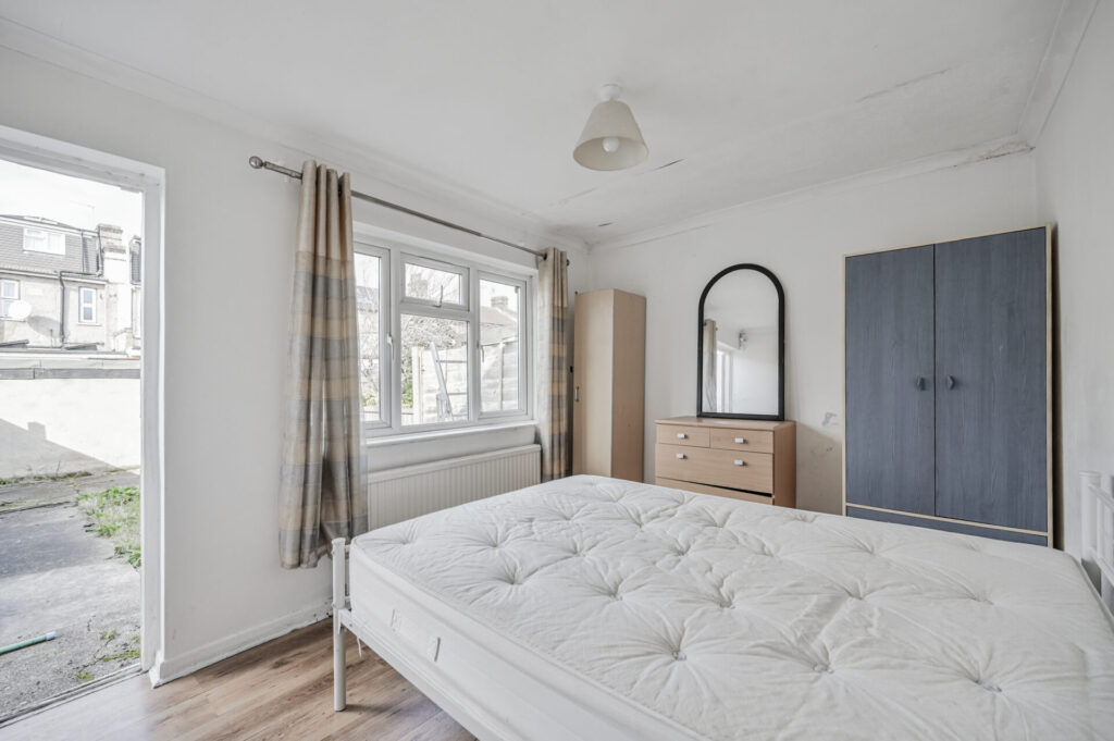 Mayfair Avenue, -  Ilford - London - IG1