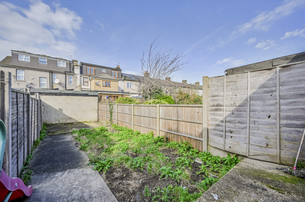 Mayfair Avenue, -  Ilford - London - IG1