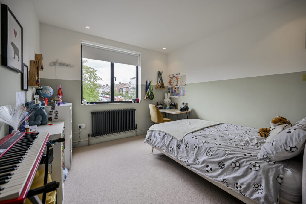 Lynton Gardens - Haringey - London - N11