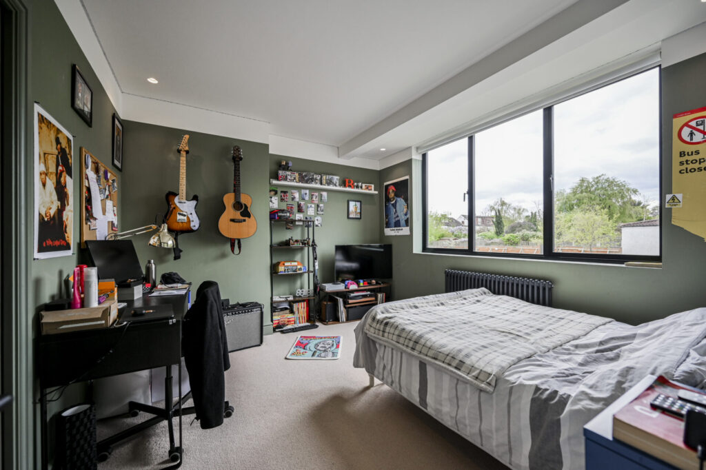 Lynton Gardens - Haringey - London - N11