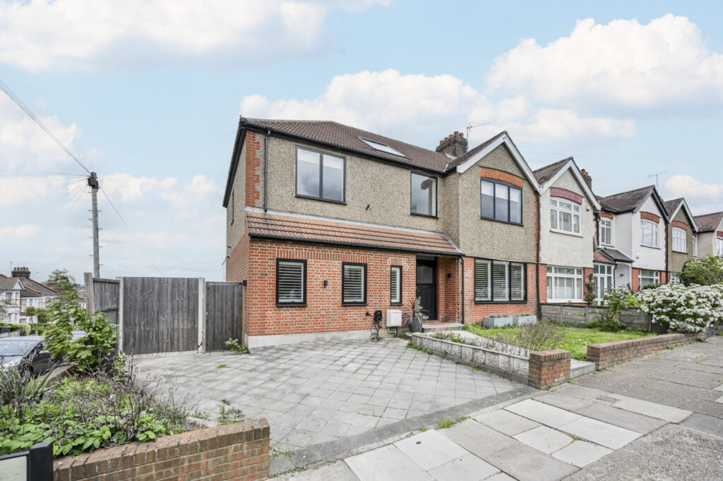 Lynton Gardens - Haringey - London - N11