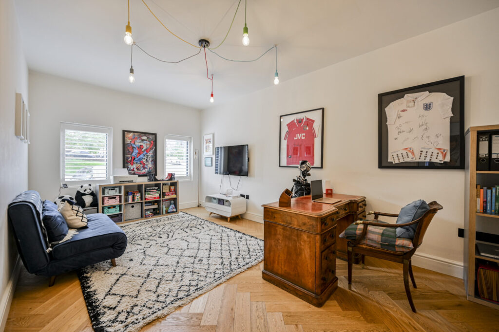 Lynton Gardens - Haringey - London - N11