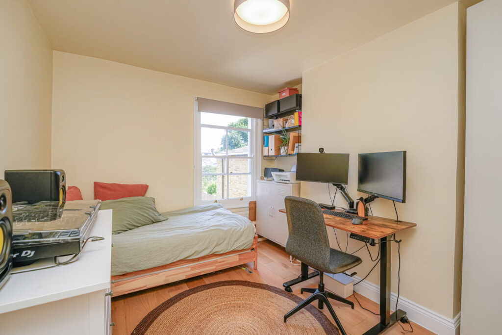 Thorold Road - Bowes Park - London - n22