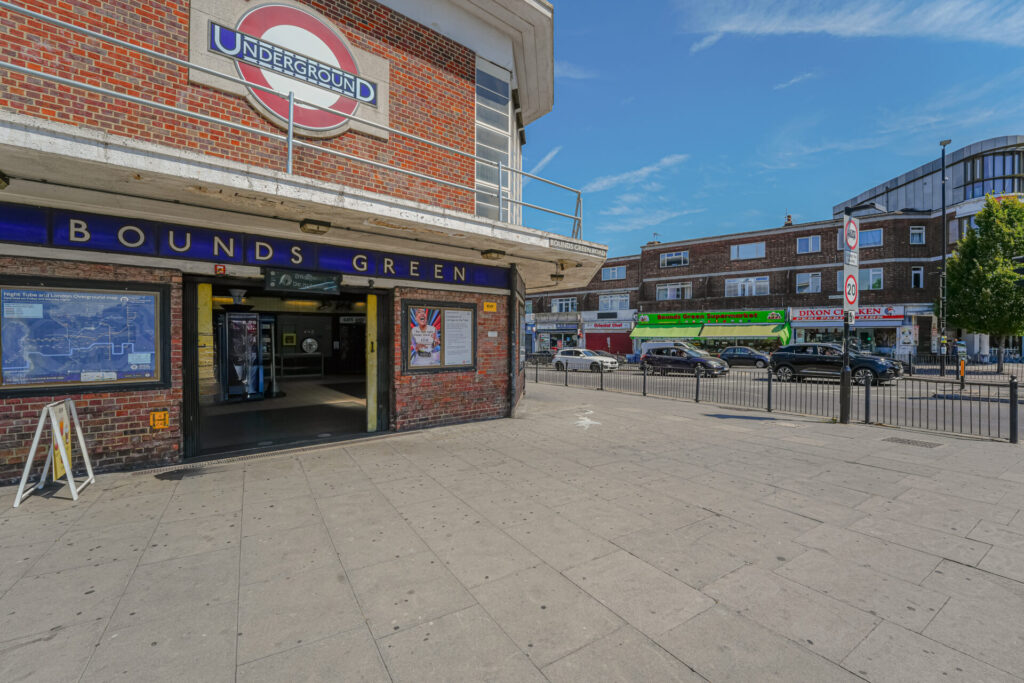Queens Road - Bowes Park - London - N11