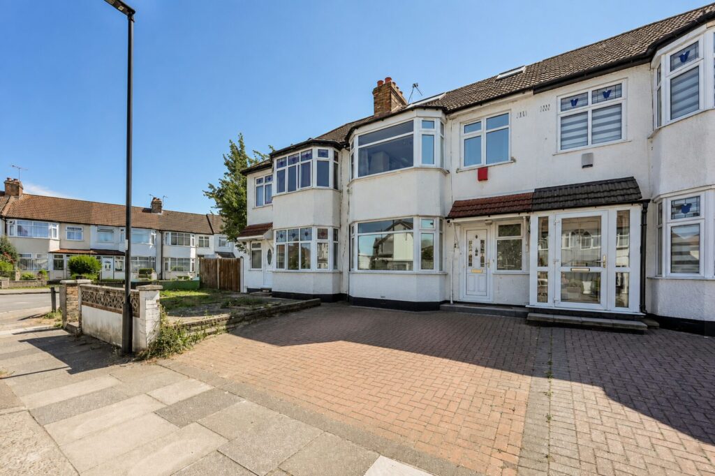 Pembroke Road - Palmers Green - London - N13